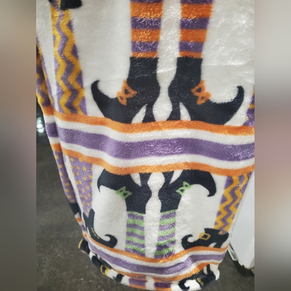 HTF Witch Legs Throw Blanket-NWT - Picture 2 of 5